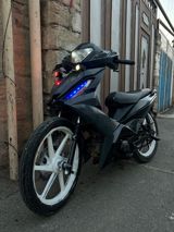 Sport üslublu skuter-tipli motosiklet - Kuzov: agressiv dizaynlı qara — Mopeds and scooters