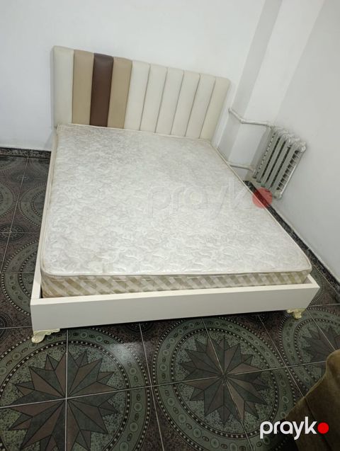 Fabrik istehsalı taxt 150 manat.Olcu 160/2 .Catdirilma odenisle.Unvan — Bakı