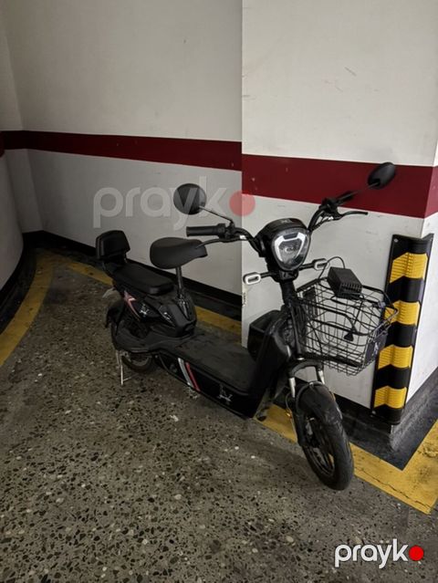 Elektrik moped/skuter - Rəng: qara, dekorativ qırmızı-ağ xətt və loqo — Bakı