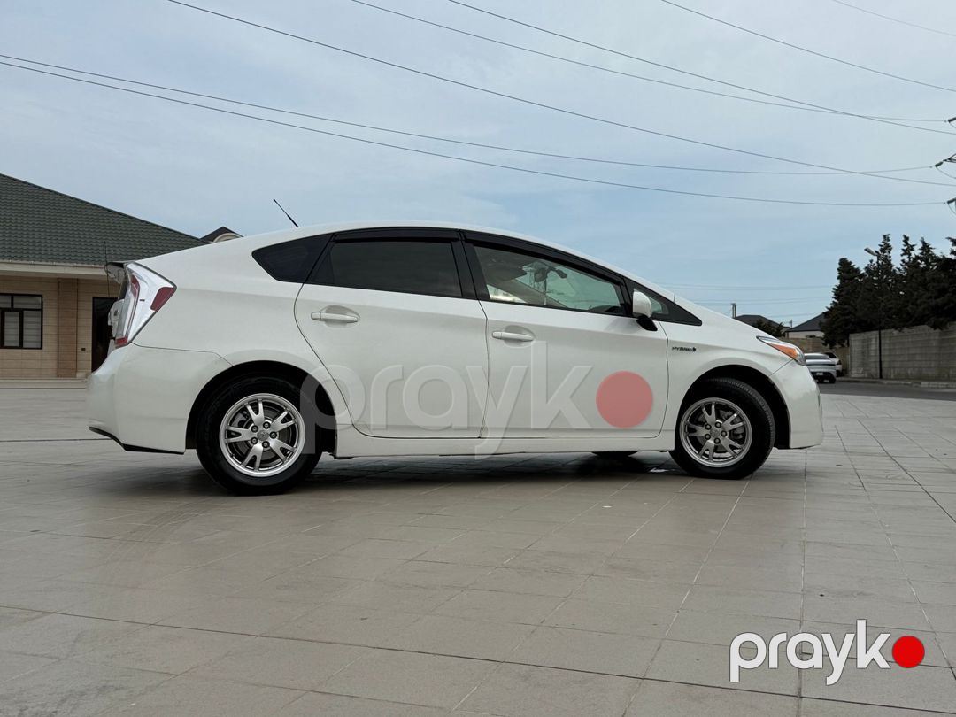 Toyota Prius icarəsi — Avtomobil icarəsi, Bakı (2)