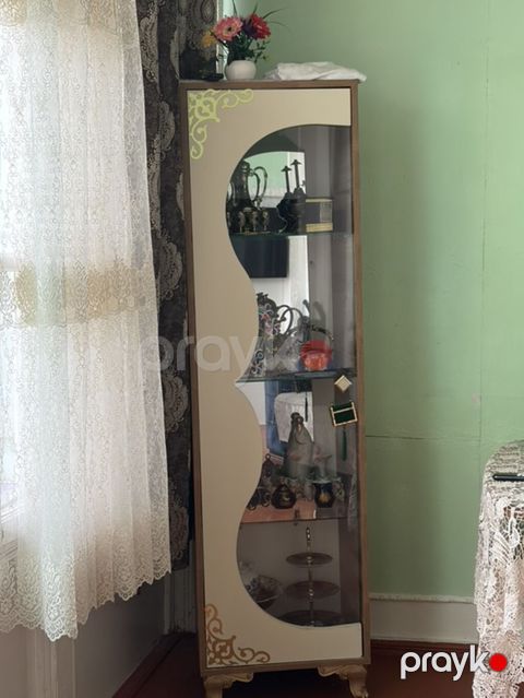 Vitrin şkaf - Material: ağac karkas, ön hissə şüşə qapı ilə - Dizayn — Şəki
