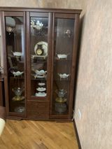 Vitrin şkaf – massiv taxtadan, klassik dizayn. - Rəng: tünd qəhvəyi — kursant