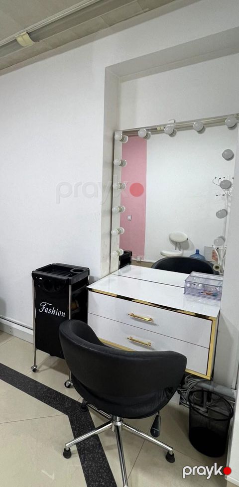 Salon güzgüsü satılır kreslosu ilə birlikdə 200₼. Yeni kimidir. Ünvan — Digah