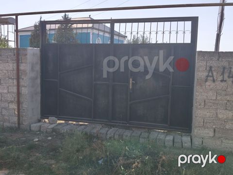 Metall darvaza – ikiqanadlı, ortasında piyada keçidi olan model — Bakı