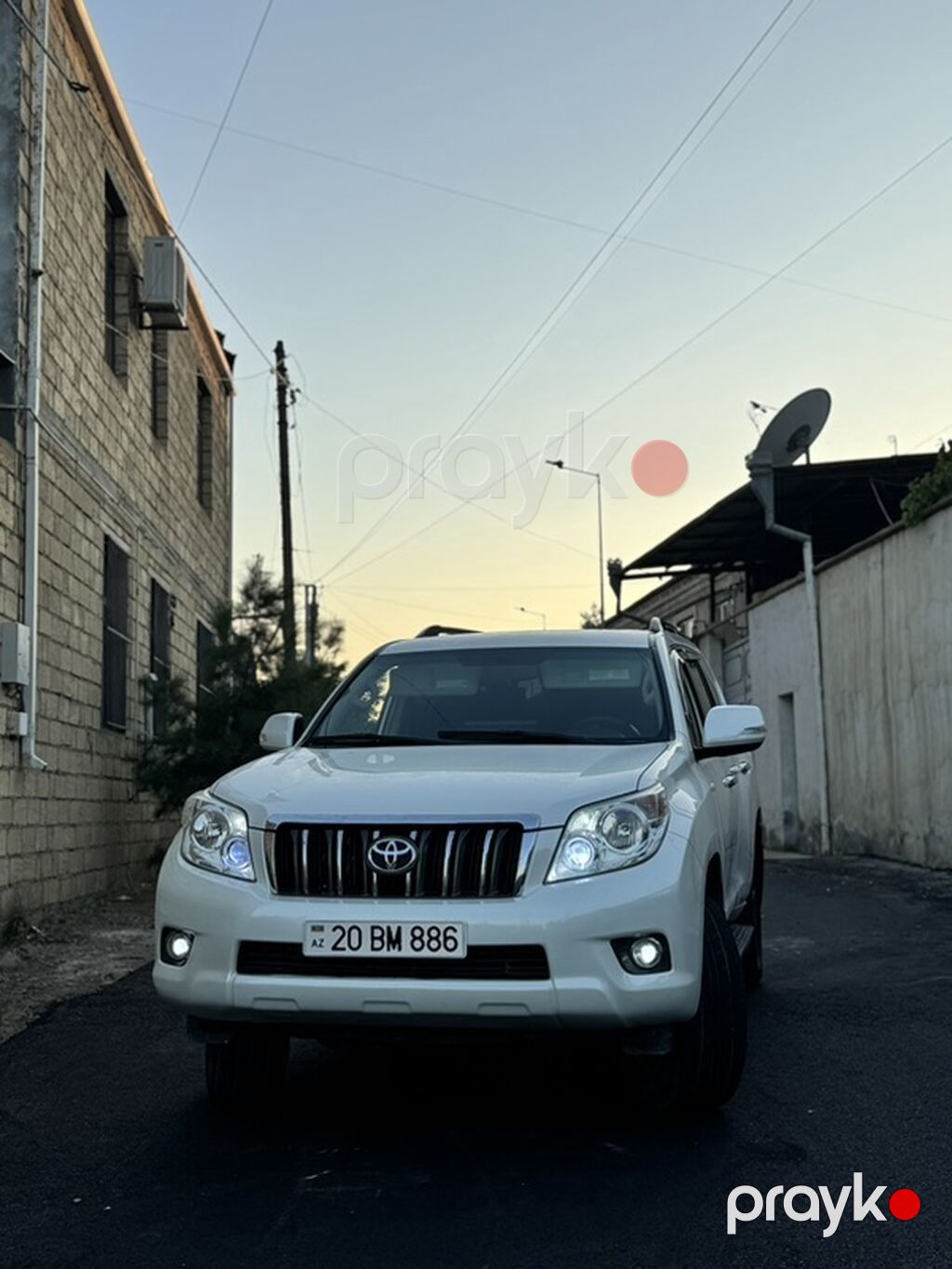 Toyota Land Cruiser Prado – ağ rəngli, 5 qapılı SUV. Xüsusiyyətlər — Avtomobillər, Gəncə (3)