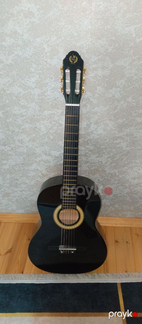 Gitara satılır. Səliqəli istifadə olunub və ümumi vəziyyəti yaxşıdır — Xırdalan