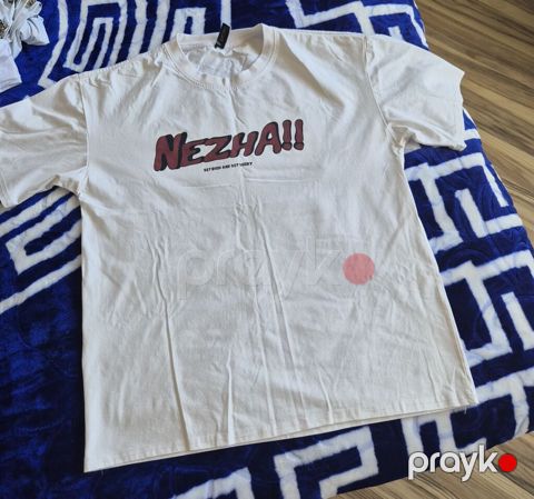 Nezha temalı qısaqollu T‑şört - Rəng: ağ - Ön hissə: “Nezha — Xırdalan