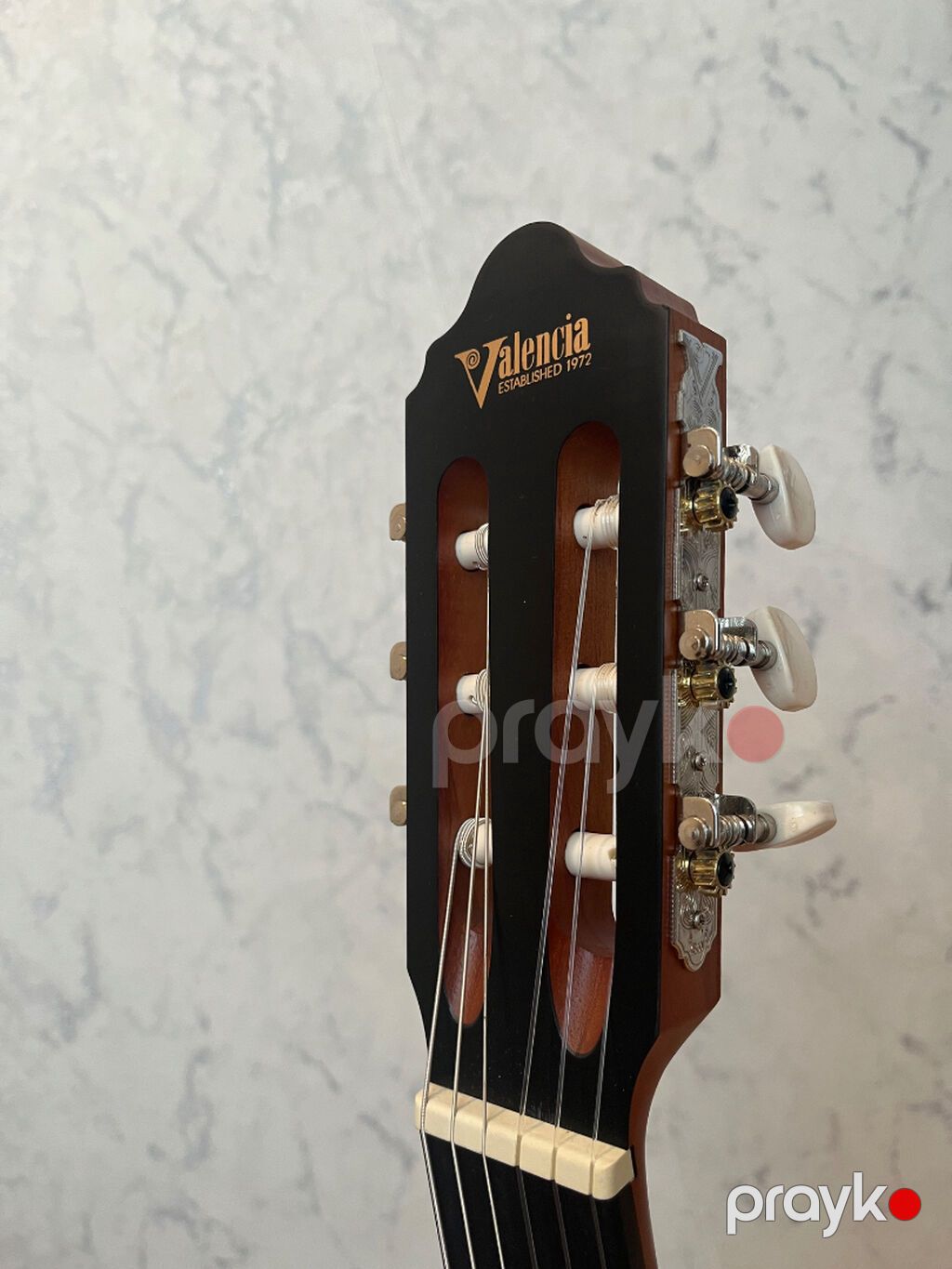 Heç bir problemi yoxdu sədacə satmaq istəyirım işletmirem hevese — Gitarlar və digər simli alətlər, Bakı (3)