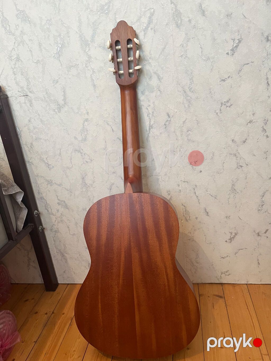 Heç bir problemi yoxdu sədacə satmaq istəyirım işletmirem hevese — Gitarlar və digər simli alətlər, Bakı (2)