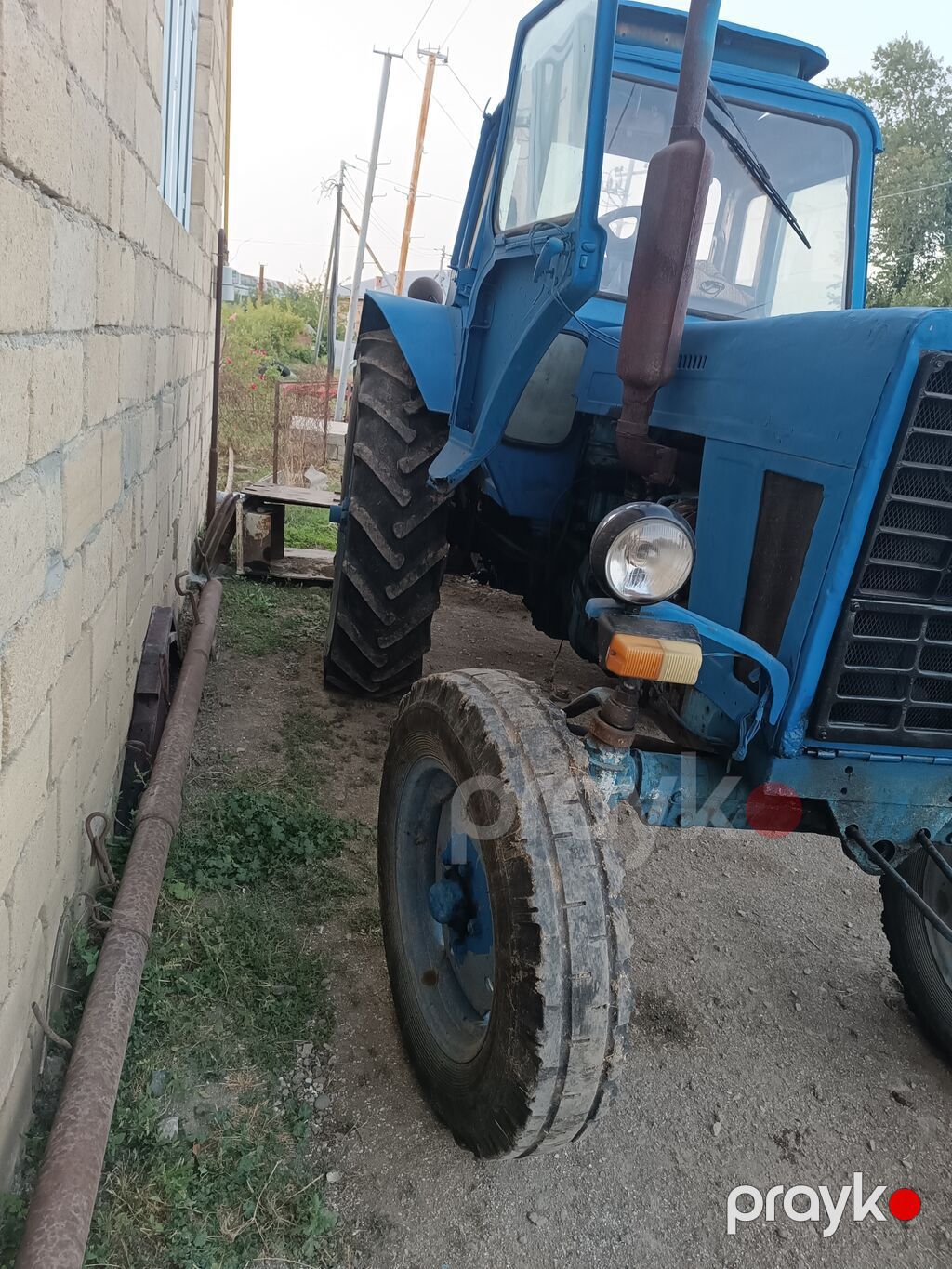 Mavi rəngli MTZ tipli təkərli kənd təsərrüfatı traktoru.İli 1990 — Traktorlar, Masallı (3)