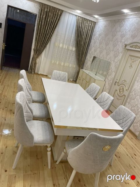 Yemək otağı üçün modern dəst – yüksək keyfiyyətli masa və stullarla — Gəncə