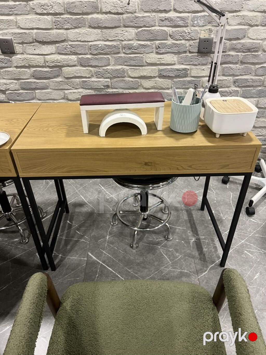 Minimalist iş masası – ağac teksturalı üst səth, qara metal karkas — Kompüter masaları və kresloları, Bakı (5)