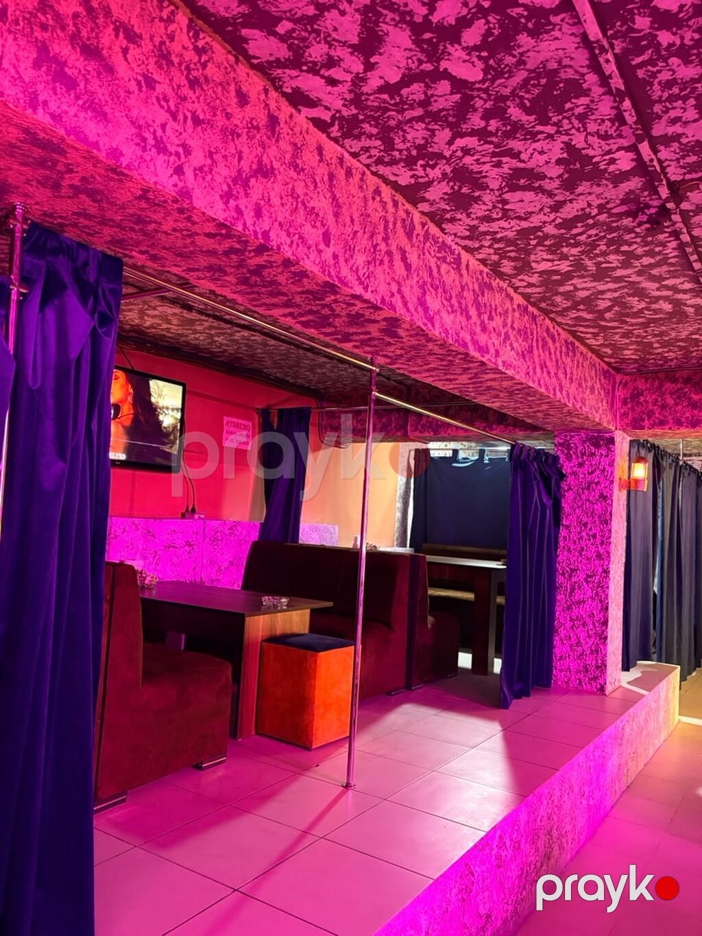 Lounge/kafe məkanı – rahat oturma zonaları və neon işıqlandırma — Əmlak, Xaçmaz (3)