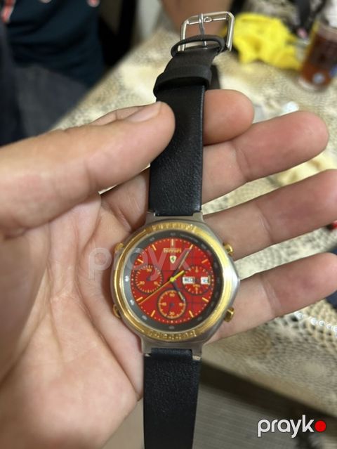 Ferrari brendli qol saatı - Rəng: qırmızı siferblat, qızılı bezel