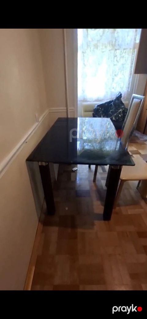 Şüşə üstlü yemək/çay masası+2 stul ilə. - Dizayn: Düzbucaqlı forma — Bakı
