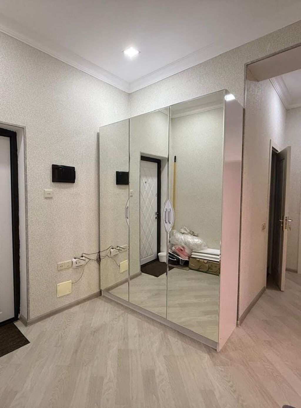 Dəhliz dolabı satılır 250₼. ölçü dəqiq deyil. Problemi yoxdur. Ünvan — Xol üçün, Bakı