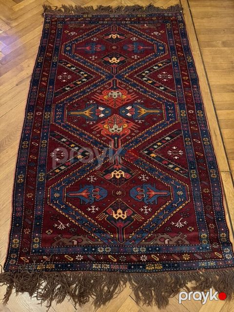 Qədim üslubda əl toxuması xalça - Naxış: Mərkəzdə uzununa düzülmüş — Bakı