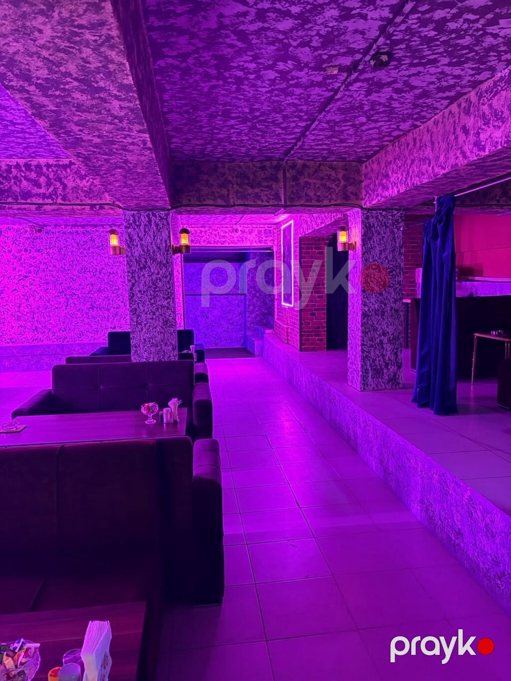 Lounge/kafe məkanı – rahat oturma zonaları və neon işıqlandırma — Əmlak, Xaçmaz (6)