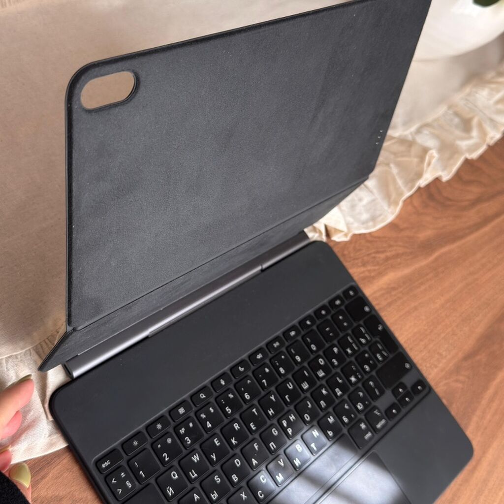 İpad Air 13inch. Ölçüsüne uyğun Magic keyboard. Resmi satış yerinden — Planshet aksesuarları, Bakı (2)