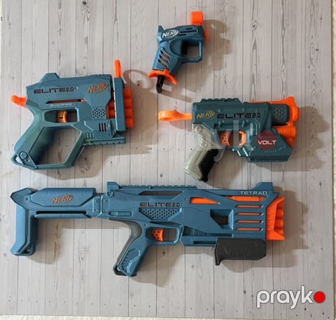 Nerf Elite 2.0 oyuncaq blaster dəsti. Şəkildə 4 fərqli Nerf modelı
