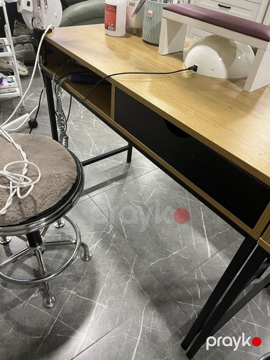 Minimalist iş masası – ağac teksturalı üst səth, qara metal karkas — Kompüter masaları və kresloları, Bakı (4)