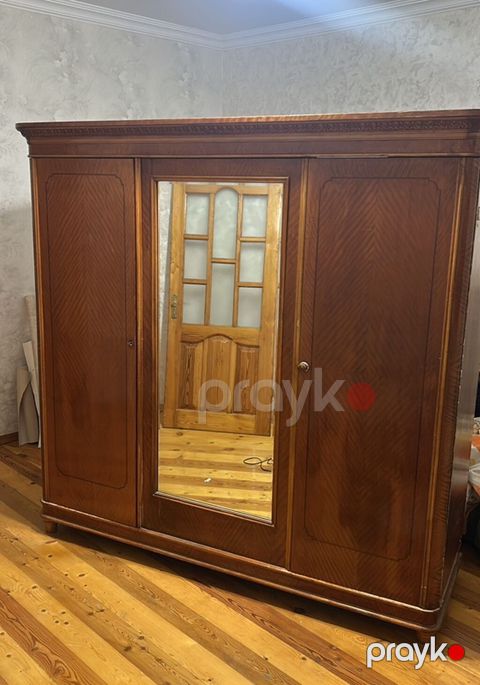 Klassik üslubda böyük üçqapılı paltar dolabı - Material: təbii ağac — Digah