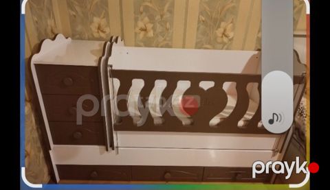 Uşaq beşiyi – çevrilə bilən model - Rəng: ağırsı ağ və qəhvəyi — Saray