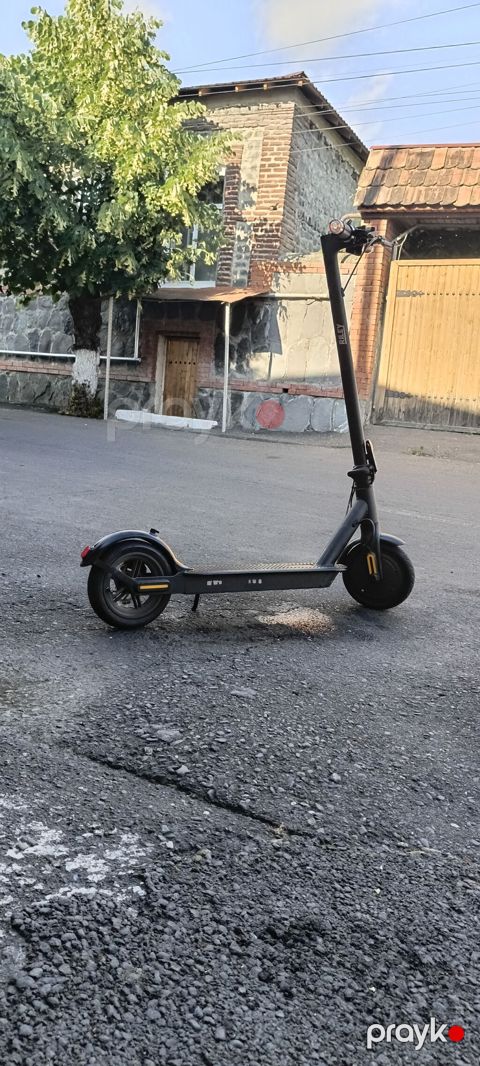Riley elektrik skuter - Rəng: qara, narıncı detallarla - Güclü ön far — Qax