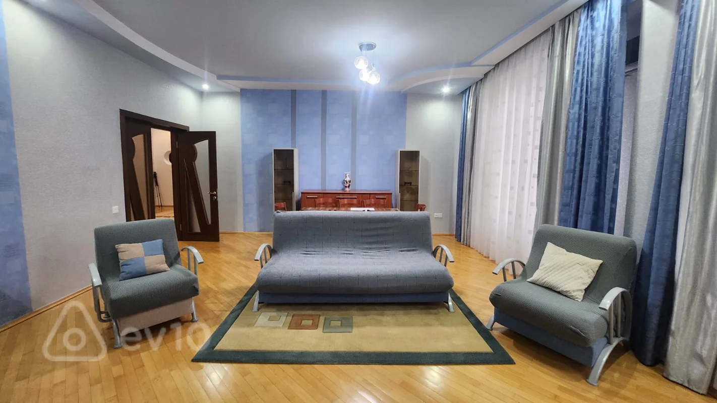 5 otaqlı mənzil, 220 m², Abbasqulu ağa Bakıxanov küç — kirayə — Bakı