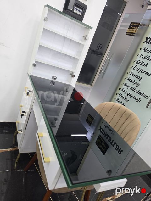 Gözəllik salonları və studiyalar üçün ideal iş stolu və vitrinli modul — Bakı