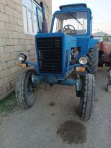 Mavi rəngli MTZ tipli təkərli kənd təsərrüfatı traktoru.İli 1990 — Агротехника