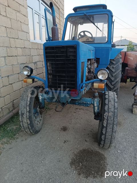 Mavi rəngli MTZ tipli təkərli kənd təsərrüfatı traktoru.İli 1990 — Masallı