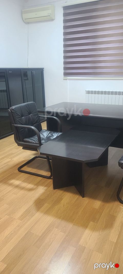 Ofis mebel dəsti Tərkibi: - Direktor masası – geniş iş səthi, qapalı — Digah