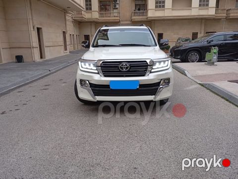 Toyota Land Cruiser 200, ağ rəng, tam ölçülü SUV. Xüsusiyyətlər və — Bakı