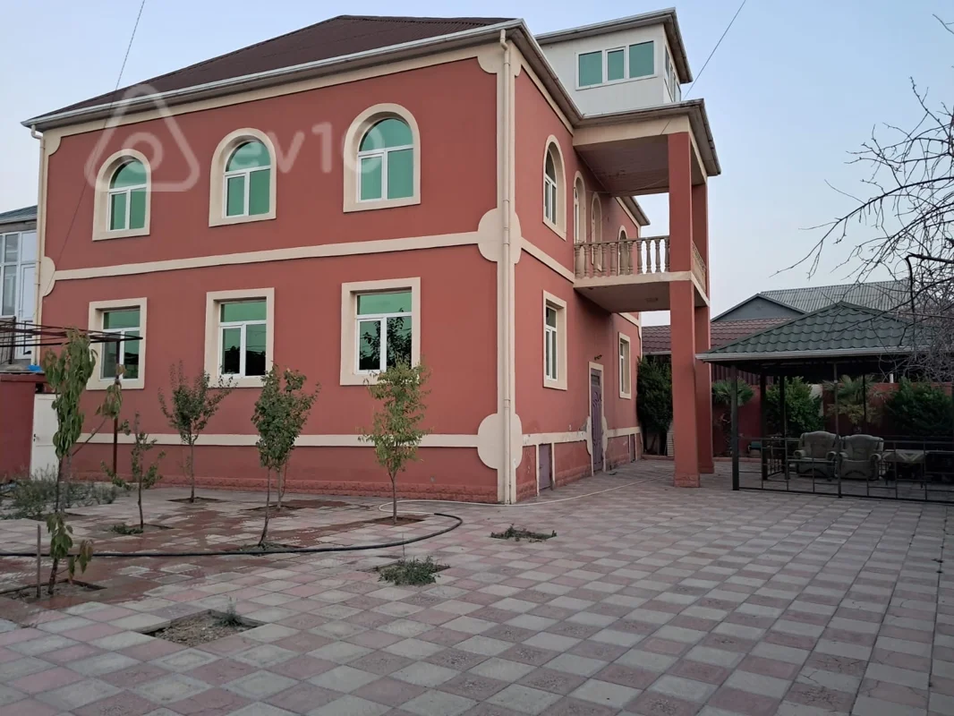 9 otaqlı həyət evi, 300 m², Sulutəpə — kirayə — Bakı
