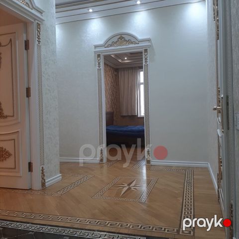Klassik üslubda dekor: ağ-qızılı rəng palitrası, relyefli naxışlı — Bakı