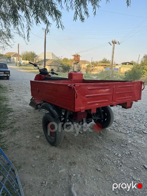 Yükdaşıma üçün 3 təkərli motorlu arxa qoşqulu transport — Ağdaş