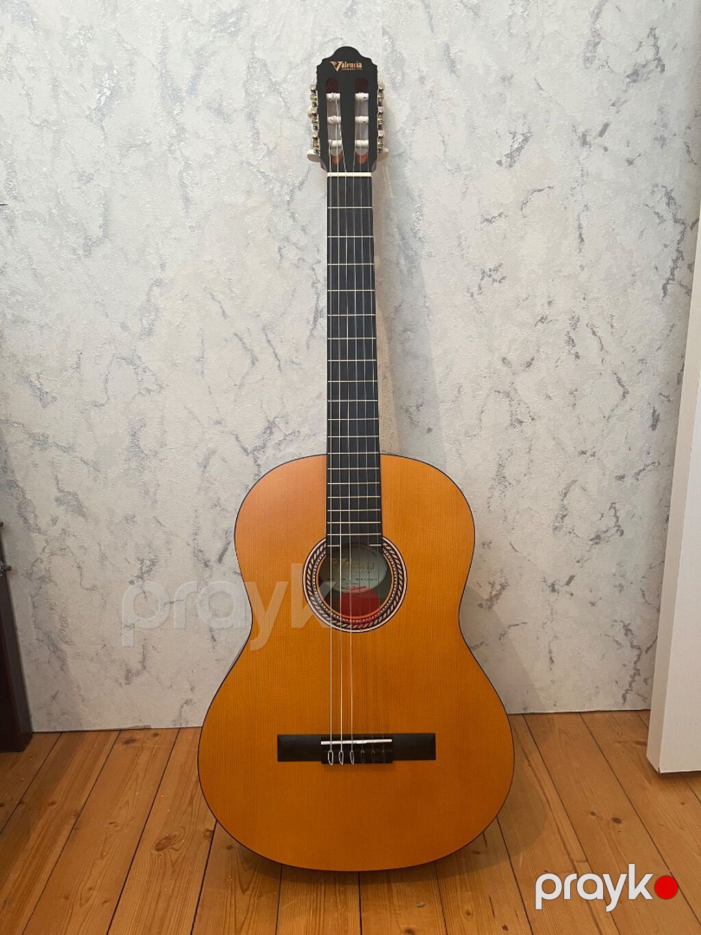 Heç bir problemi yoxdu sədacə satmaq istəyirım işletmirem hevese — Gitarlar və digər simli alətlər, Bakı (4)