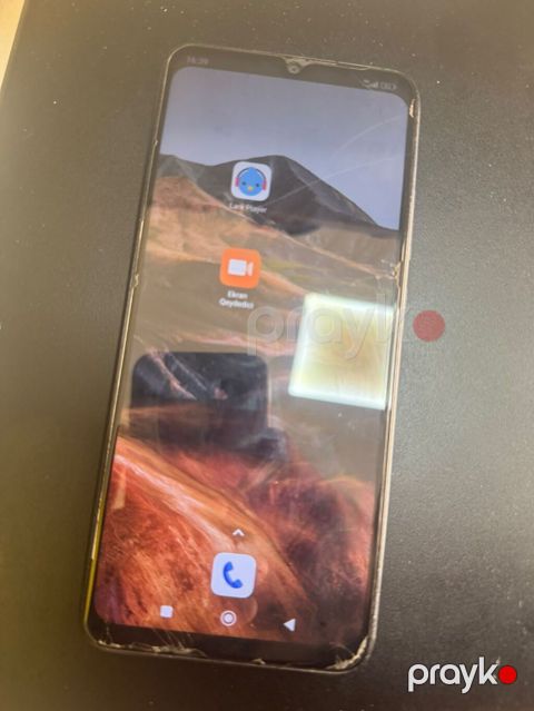 Xiaomi Redmi smartfon Xüsusiyyətlər: - Arxa tərəfdə iki əsas kamera — Bakı