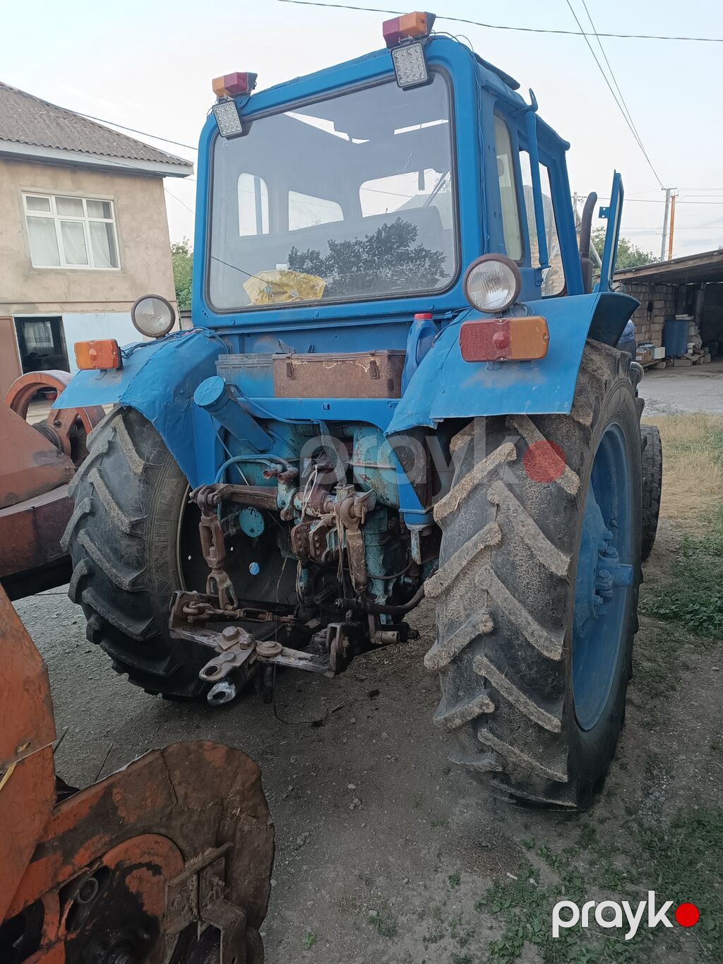 Mavi rəngli MTZ tipli təkərli kənd təsərrüfatı traktoru.İli 1990 — Traktorlar, Masallı (5)