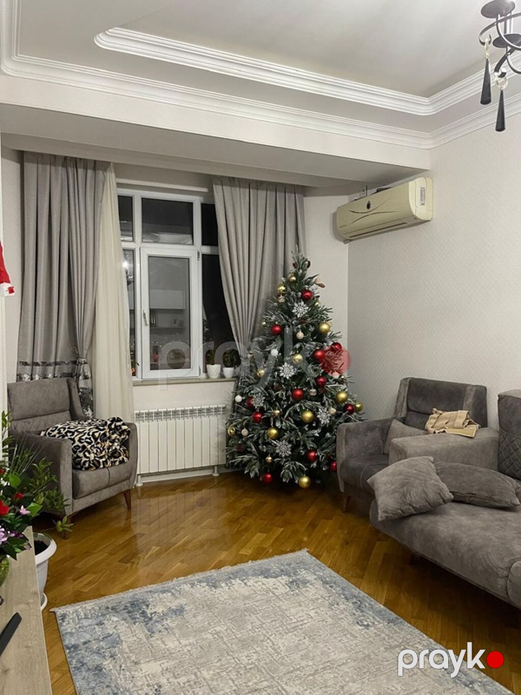 Şam ağacı – bəzədilmiş dəst Oyuncaqlar hediyye verilir ustunde — Bayram məmulatı, Bakı (2)