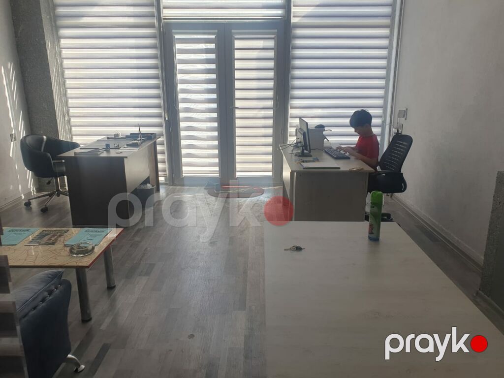 Ofis icarəyə verilir.Tam təmirli.3 ədəd ofis dəsti(kreslo+yazı — Ofis, Bakı (2)