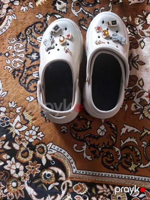 Ağ rəngli delikli rezin tərzli slip-on kloks (bağcıqsız). Üst hissədə — Bakı