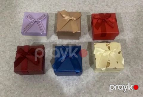 Hədiyyə qutuları – mini ölçü, lentli - Kvadrat formalı kiçik hədiyyə — Bakı