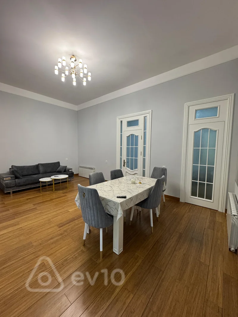 2 otaqlı mənzil, 100 m², Üzeyir Hacıbəyov — kirayə — Bakı