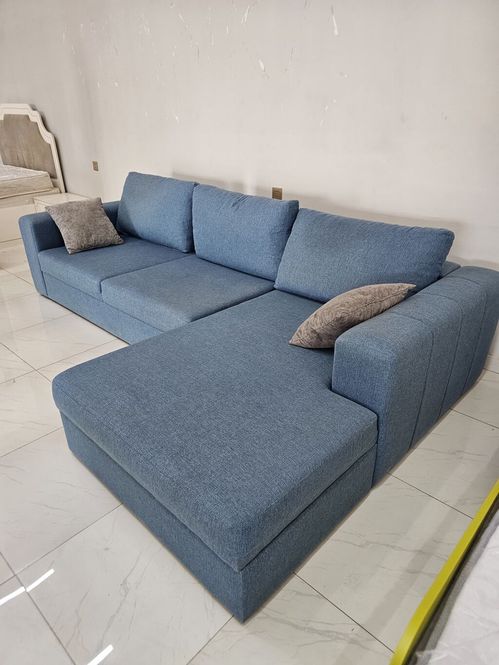 Künc divan, İşlənmiş — Divanlər, Bakı