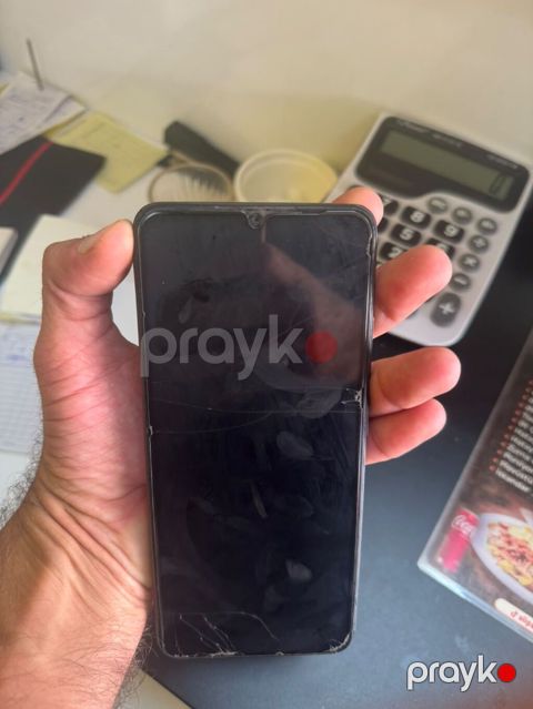 Redmi smartfon Məhsul təsviri: - Model: Redmi (arxa qapaqda “Redmi” — Bakı