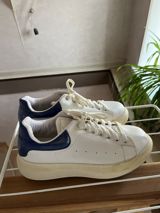 Ağ-rəngli unisex idman ayaqqabısı - Rəng: ağ üst hissə, lacivərt — İkinci əl