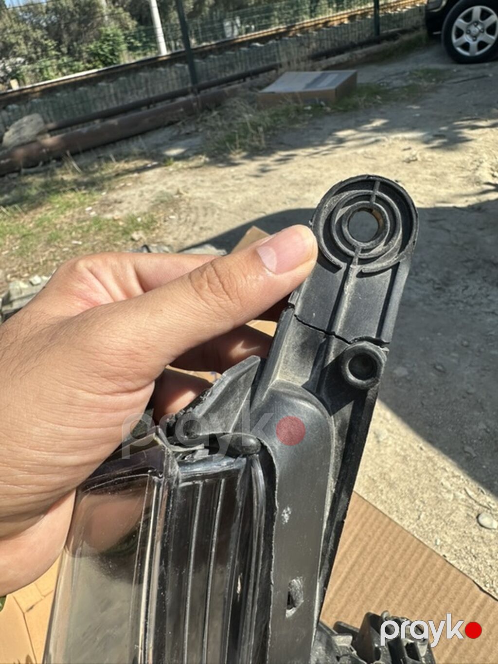 Sağ fara qulağında cuzi qırığı var ama fara ideal veziyetdedir — Avtomobil işığı, Bakı (2)