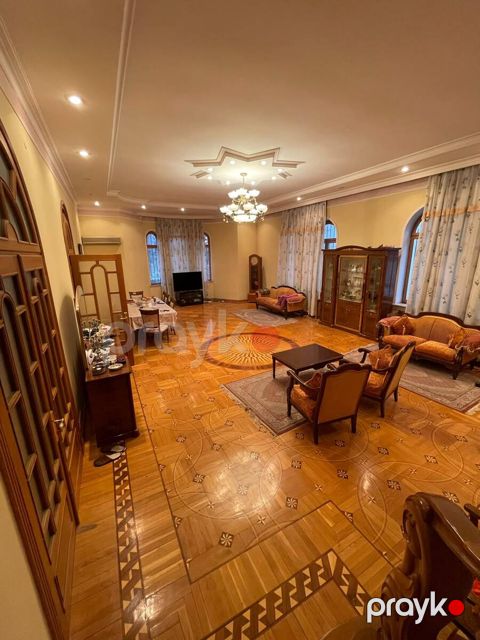 Satılır 11 otaqlı həyət evi/bağ evi 1030 m² — Bakı